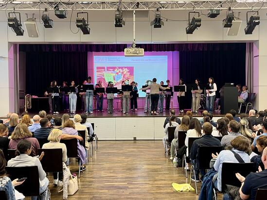 Begrüßung durch die Bläserklasse 6a