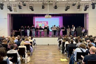 Begrüßung durch die Bläserklasse 6a