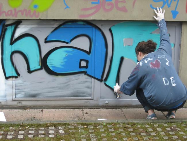 Graffitiworkshop: Charlotte beim ersten großen Wurf für ihr Stylewriting
