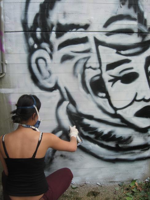 Graffitiworkshop: Lisa beim Arbeiten an einem aufwändigen Character-Design