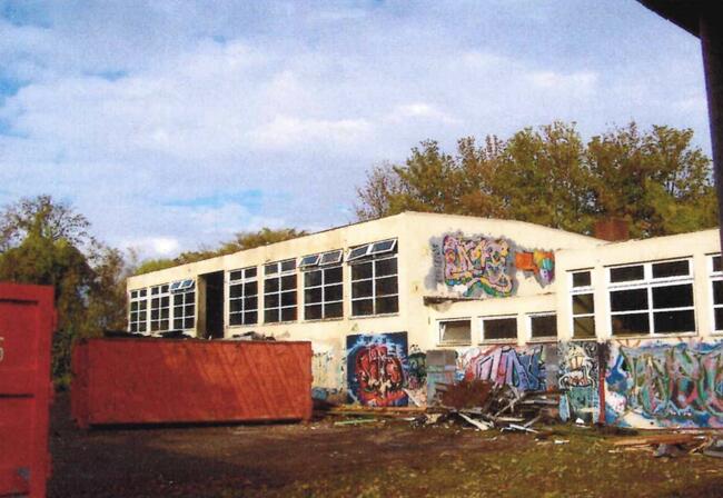 Alte Sporthalle vor dem Abriss