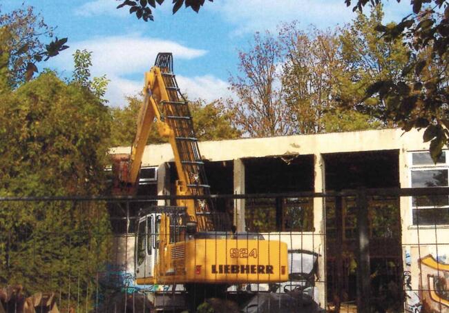 Alte Sporthalle bei Abrissarbeiten