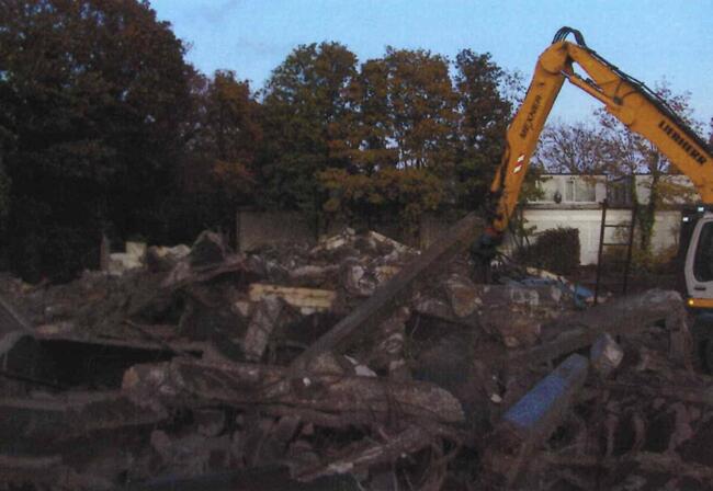 Alte Sporthalle bei Abrissarbeiten