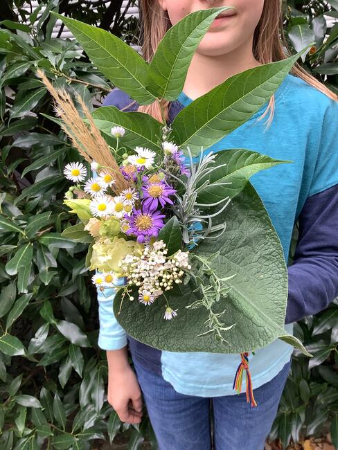 Garten-AG bindet Blumensträuße