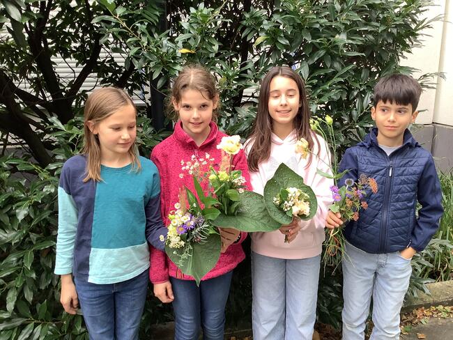 Garten-AG bindet Blumensträuße