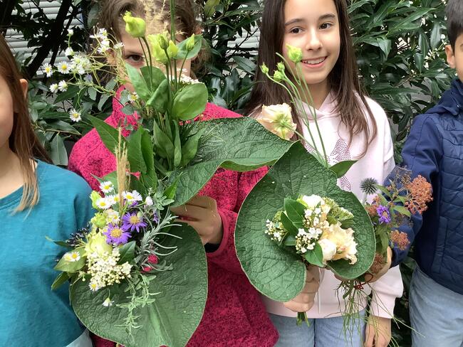 Garten-AG bindet Blumensträuße