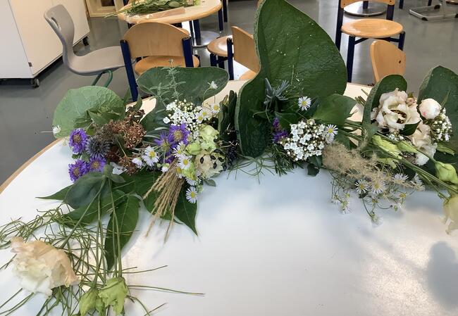 Garten-AG bindet Blumensträuße