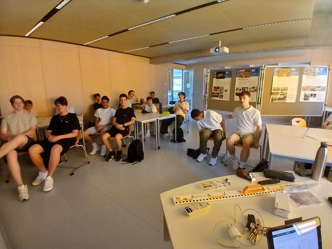 Die Schüler des Projekts Berliner Mauer schauen eine Dokumentation