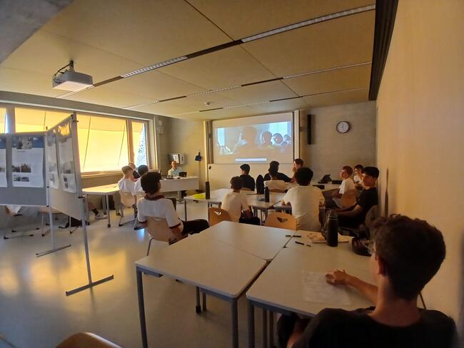 Die Schüler des Projekts Berliner Mauer schauen eine Dokumentation