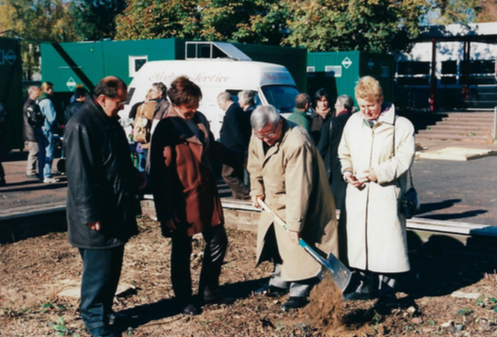 Erster Spatenstich 30.10.1997 Frau Gebert