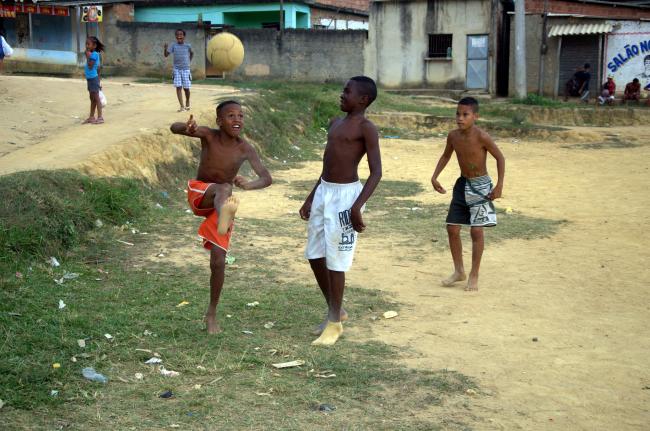 Fußballspielende Jungs_Favela Fußballspielende Jungs_Favela