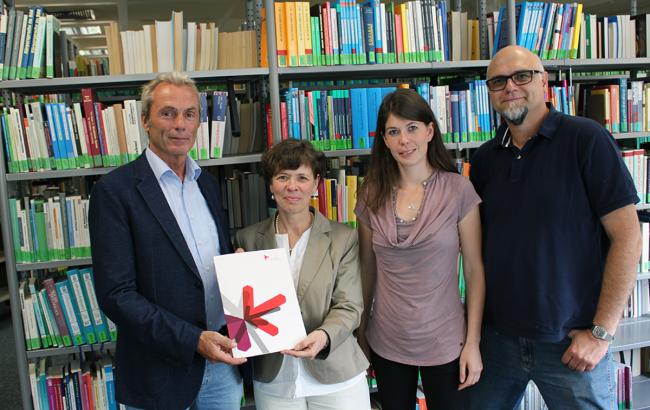 Gerd Fachinger, kommissarischer Schulleiter Gymnasium am Mosbacher Berg, Prof. Dr. Christiane Jost, Vizepräsidentin der Hochschule RheinMain, Verena Heintz, Betreuerin Wahlfach FokusNeugier, Harald Holtmann, Schulelternbeiratsvorsitzender (v.l.n.r.).