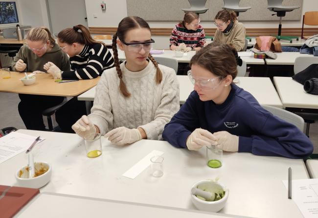 "Meet female scientists"