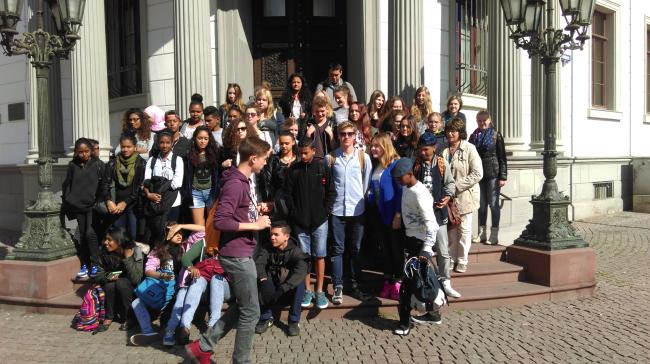 Austausch mit La Réunion 2015: Gruppenbild vor dem Landtag
