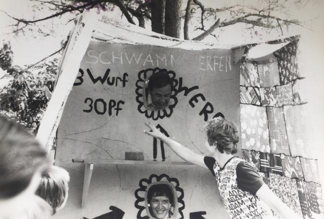 Schulfest 1976_Schwammwerfen Herr Hagenbäumer