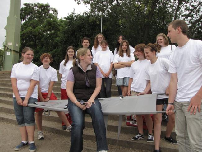 Schulsanitätsdienst: Gruppenfoto mit Frau Nicolay