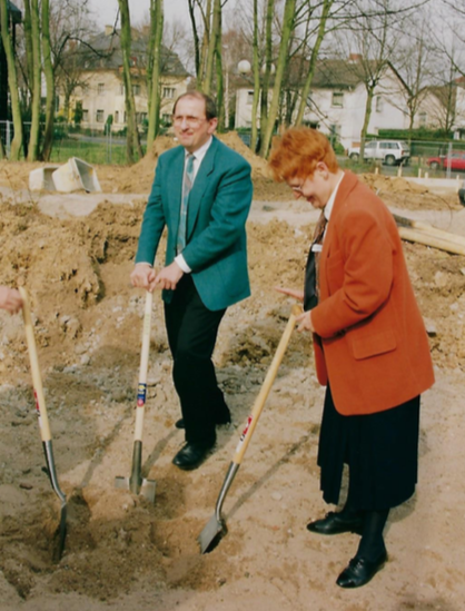 Spatenstich Neubau Musenbau 11.3.1994_Schuldezernent Riedle_Frau Gebert