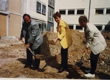 Spatenstich vor zweitem Bauabschnitt auf dem großen Schulhof 16.8.1999