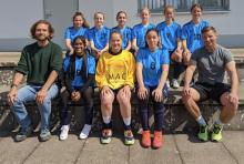 Hinten (v.li): Ceren, Annaelle, Alisa, Caro, Karla, Marlene Vorne (v.li): Teammanager F. Syska, Saranya, Charlotte, Israa, Trainer H. Mückenberger Hinten (v.li): Ceren, Annaelle, Alisa, Caro, Karla, Marlene Vorne (v.li): Teammanager F. Syska, Saranya, Charlotte, Israa, Trainer H. Mückenberger
