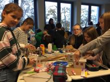 Weihnachtsbasteln der Forscherklasse 6b Weihnachtsbasteln der Forscherklasse 6b