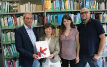 Gerd Fachinger, kommissarischer Schulleiter Gymnasium am Mosbacher Berg, Prof. Dr. Christiane Jost, Vizepräsidentin der Hochschule RheinMain, Verena Heintz, Betreuerin Wahlfach FokusNeugier, Harald Holtmann, Schulelternbeiratsvorsitzender (v.l.n.r.). Gerd Fachinger, kommissarischer Schulleiter Gymnasium am Mosbacher Berg, Prof. Dr. Christiane Jost, Vizepräsidentin der Hochschule RheinMain, Verena Heintz, Betreuerin Wahlfach FokusNeugier, Harald Holtmann, Schulelternbeiratsvorsitzender (v.l.n.r.).