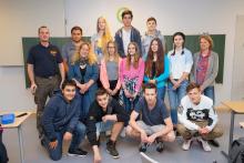 Auf den Fotos sind (jeweils von links nach recht): hinten: Roland Fuhrmann (ASB), Niclas Springer (10e), Diana-Maria Keller (9b), Robin Balzereit (9a), Niclas Köllner (9a) Mitte: Constanze Lipowsky (Betreuung der Schulsanis), Carlotta Stein (7a), Larisa D Schulsanitätsdienst 2016